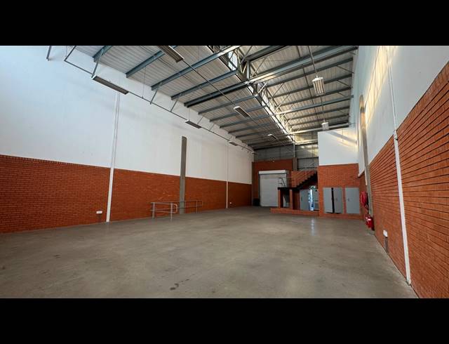 344M² WAREHOUSE TO LET IN LONGLAKE